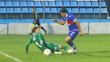 Magnín elude a Papaleo y convierte su primer gol. Magnín elude a Papaleo y convierte su primer gol.