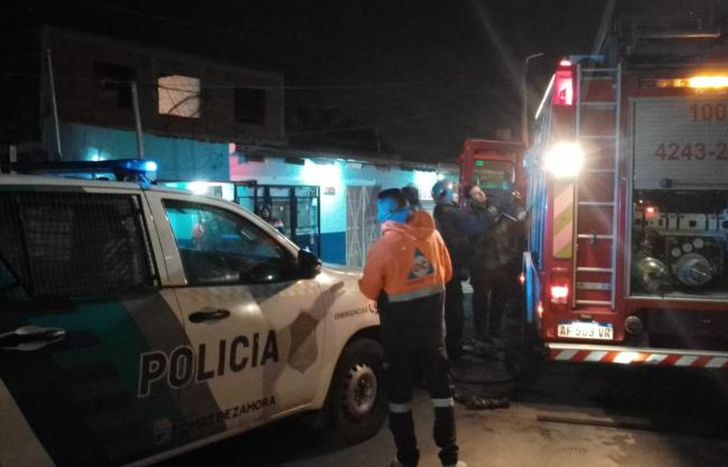 Bomberos de Lomas, Defensa Civil y la Policía trabajaron en el lugar del incendio.