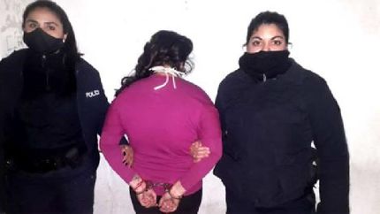 El hombre salió a la calle para pedir ayuda a los vecinos.
