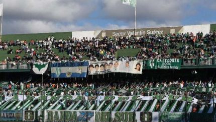 Analizan aplicar el pase sanitario en las canchas de fútbol.