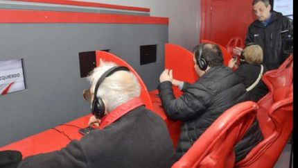 Los vecinos probando los simuladores de “rutas en rojo”.