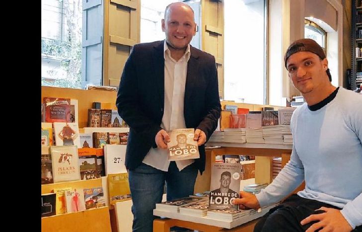 Sebastián Torok, junto a Gustavo Fernández, en la presentación del libro.