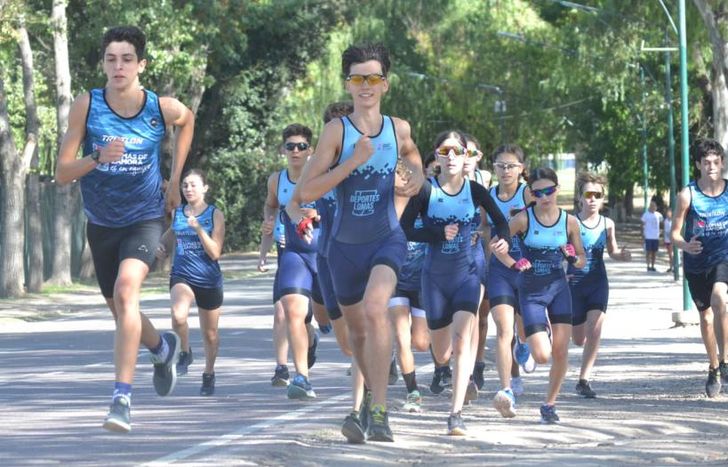 Los chicos entrenan varios días a la semana en el Parque de Lomas.