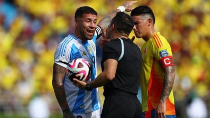 El árbitro cobró un polémico penal por una supuesta falta de Otamendi.