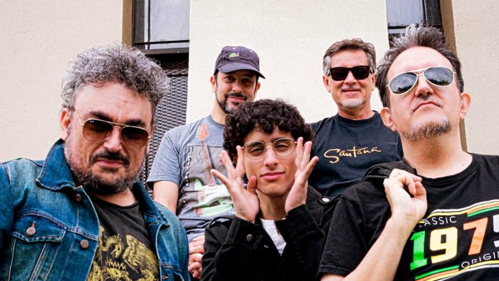 La banda completa.