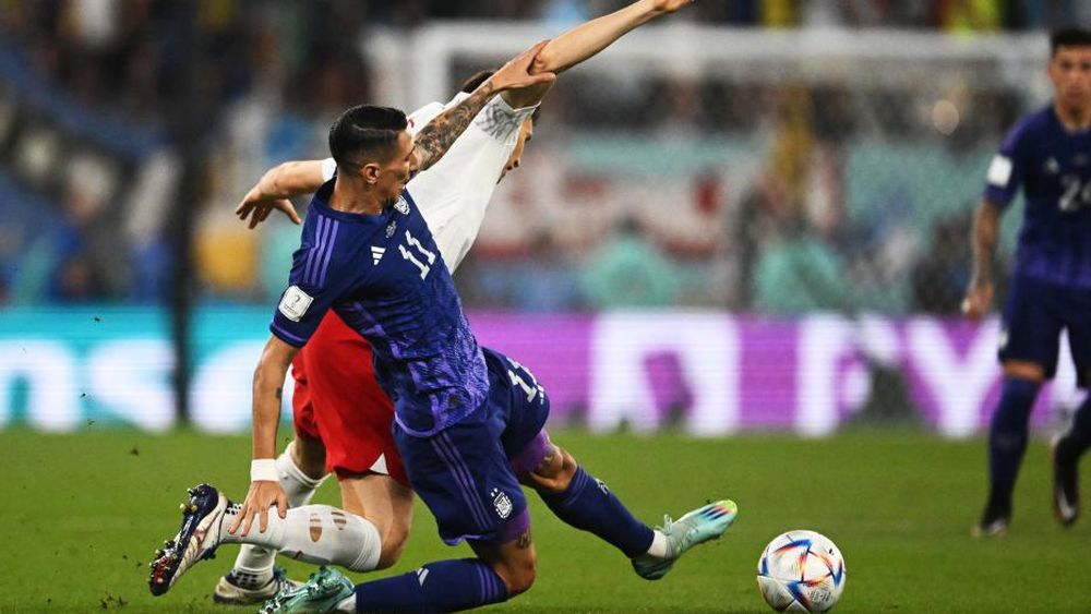 Di María se esfuerza para controlar el balón.