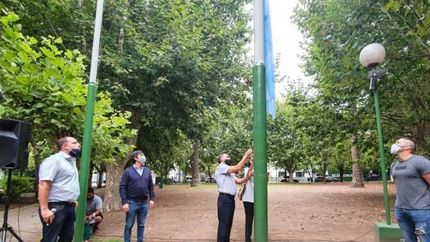 En el acto se izó la bandera.
