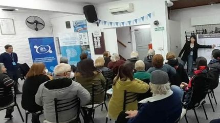dictan charlas en centros de jubilados de lomas para ayudar a evitar estafas