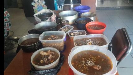 Los vecinos llevan los taper para respetar las normas de higiene. Los vecinos llevan los taper para respetar las normas de higiene.