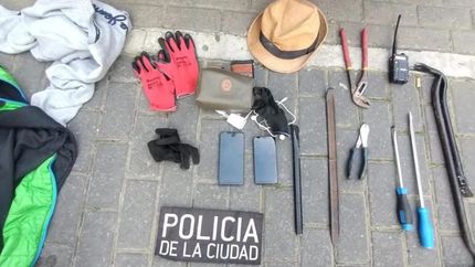 Elementos incautados a los delincuentes.