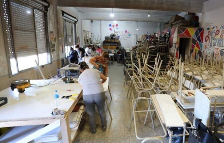 Varias escuelas recibieron las mesas y sillas restauradas.