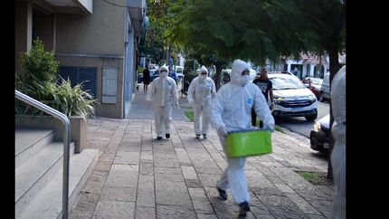 la secretaría de salud monitorea de cerca a cada uno de los vecinos.