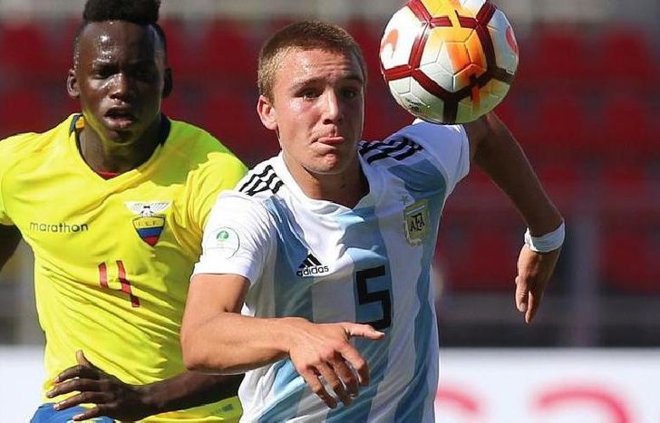 El delantero de Lanús, Pedro de la Vega, fue titular en la derrota con Ecuador.