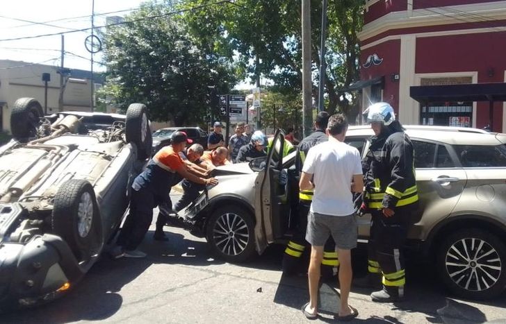 Bomberos, Defensa Civil, Emergencias Lomas y la Policía intervinieron en el lugar.