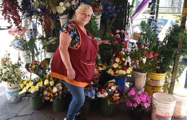Isabel tiene su puesto hace 45 años. Todo un emblema en Lomas.