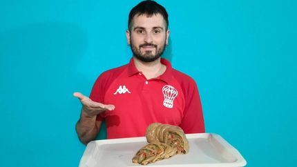 Es furor gracias a sus recetas sin sufrimiento animal y por ser hincha de Huracán.