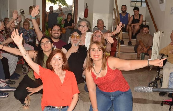 La banda hace shows solidarios para adultos mayores.