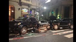 un transeúnte contó que los jóvenes descendieron de un taxi tras haber chocado contra un colectivo de la línea 103 en el cruce de 24 de Noviembre y Moreno.