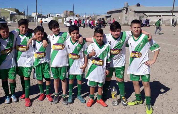 Más de 140 chicos concurren a la Escuelita de Fútbol.