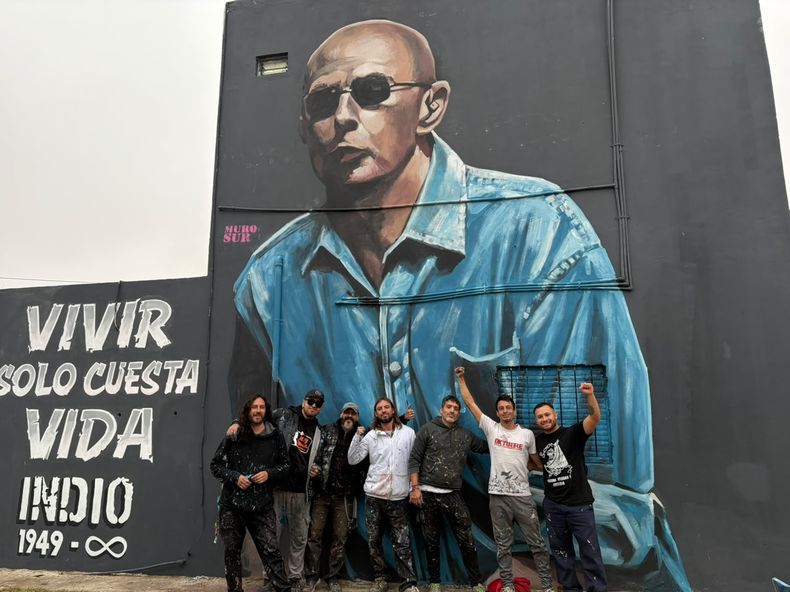 Los artistas de Muro Sur después de terminar su obra.