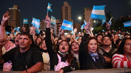 Vecinas y vecinos colmaron la plaza con banderas argentinas. Vecinas y vecinos colmaron la plaza con banderas argentinas.