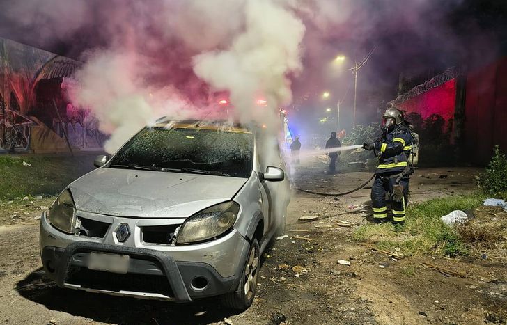 Los Bomberos de Lomas apagaron el incendio de un auto.