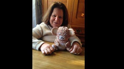 juntan los envoltorios de saquitos de te para una vecina experta en origami