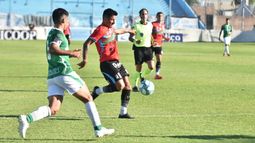 El remate de Cólzera se irá apenas arriba del travesaño.