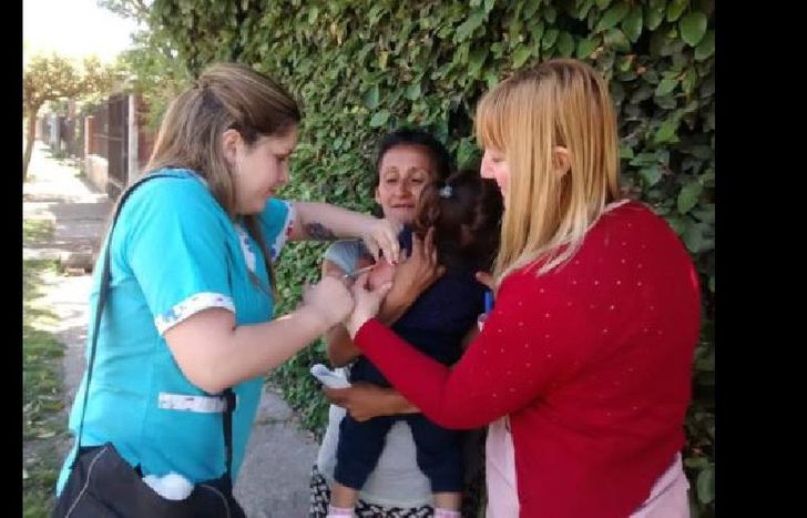 los profesionales salen a las calles desde las unidades sanitarias para vacunar casa por casa.