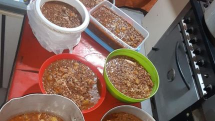 Los vecinos se acercan los martes y jueves para llevar la cena a sus mesas. Los vecinos se acercan los martes y jueves para llevar la cena a sus mesas.