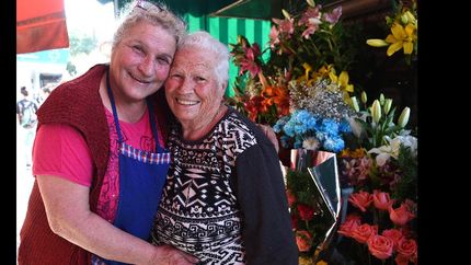 madre e hija se hacen compañía y trabajan juntas.