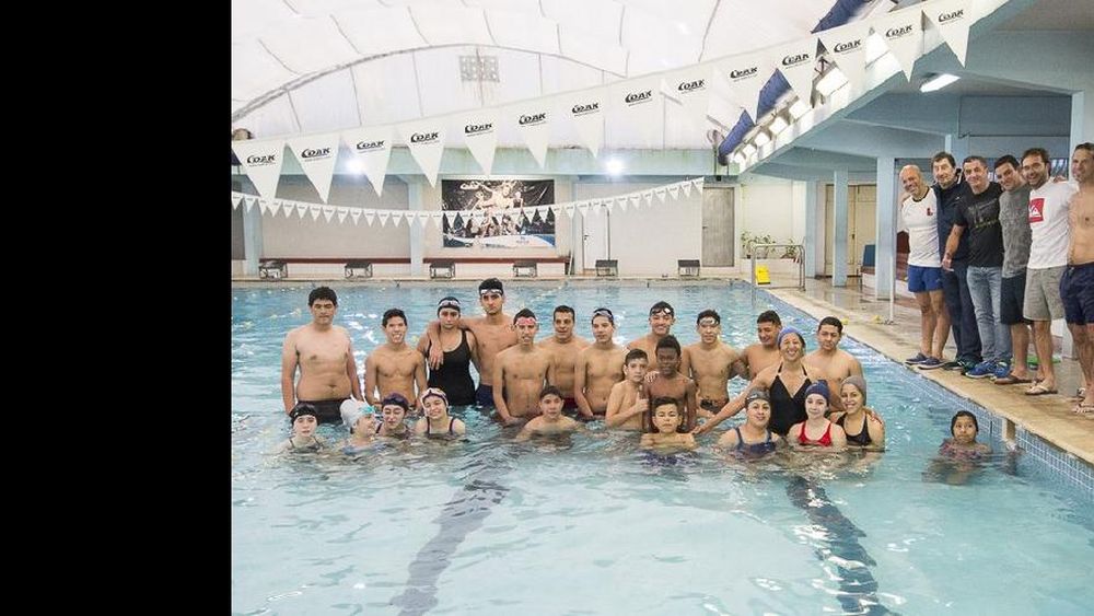 Lanús: dan clases de natación para más de 400 estudiantes