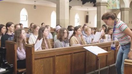 Mariana Rosas prepara al coro de niñas en Londres. Mariana Rosas prepara al coro de niñas en Londres.