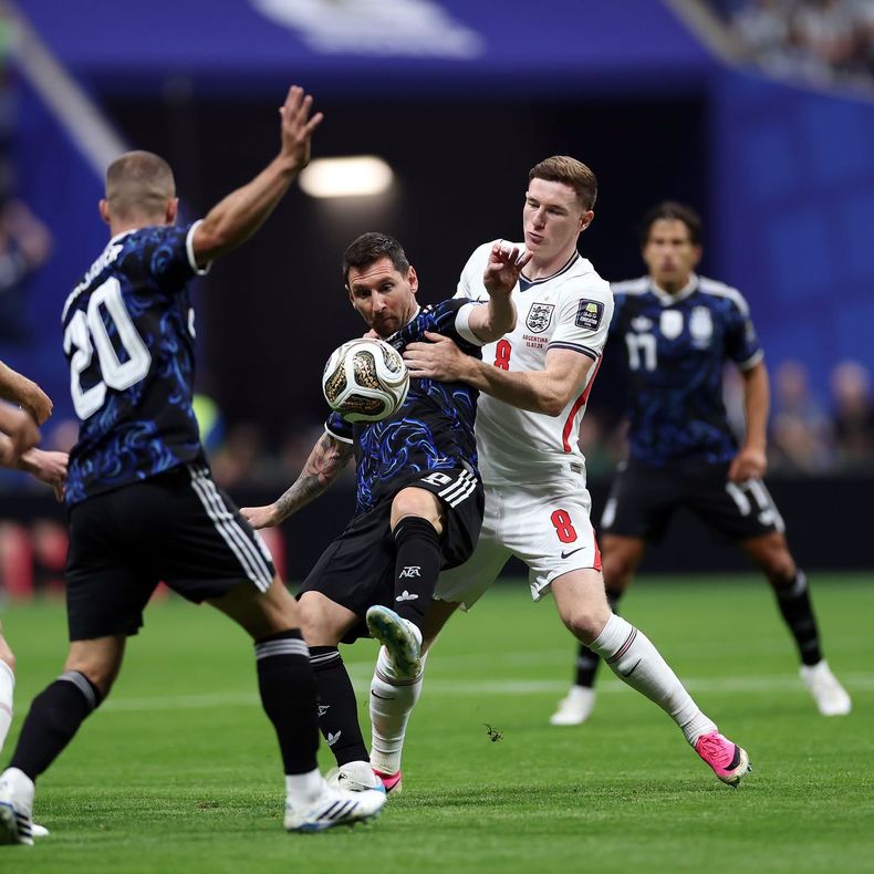 Lionel Messi hostigado por la marca. Lionel Messi hostigado por la marca.