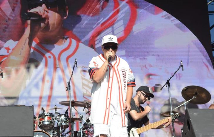 Mucho público joven y niños esperaban al artista.