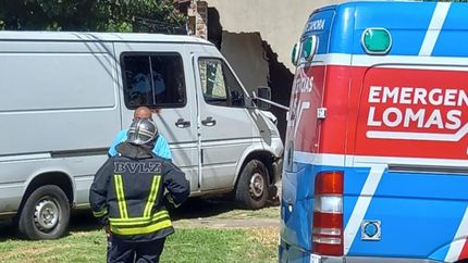 La camioneta chocó contra una pared y milagrosamente no hubo heridos.