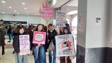 Muchas mujeres se encontraron en la estación de Lomas para ir a la marcha. Muchas mujeres se encontraron en la estación de Lomas para ir a la marcha.