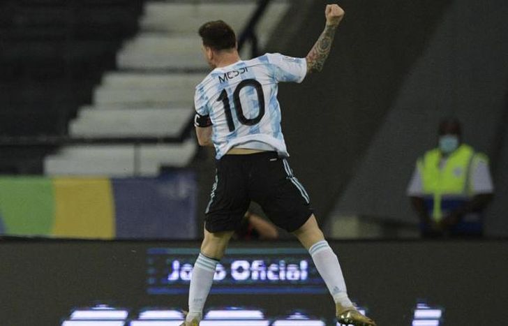 El salto de Messi para festejar su golazo de tiro libre.