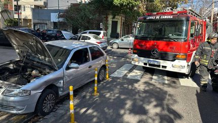 Los Bomberos de Lomas trabajaron en el lugar del choque. Los Bomberos de Lomas trabajaron en el lugar del choque.