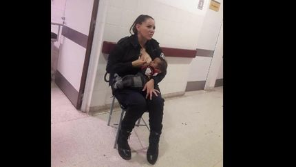 ascendieron a la mujer policia que amamanto a un bebe ascendieron a la mujer policia que amamanto a un bebe