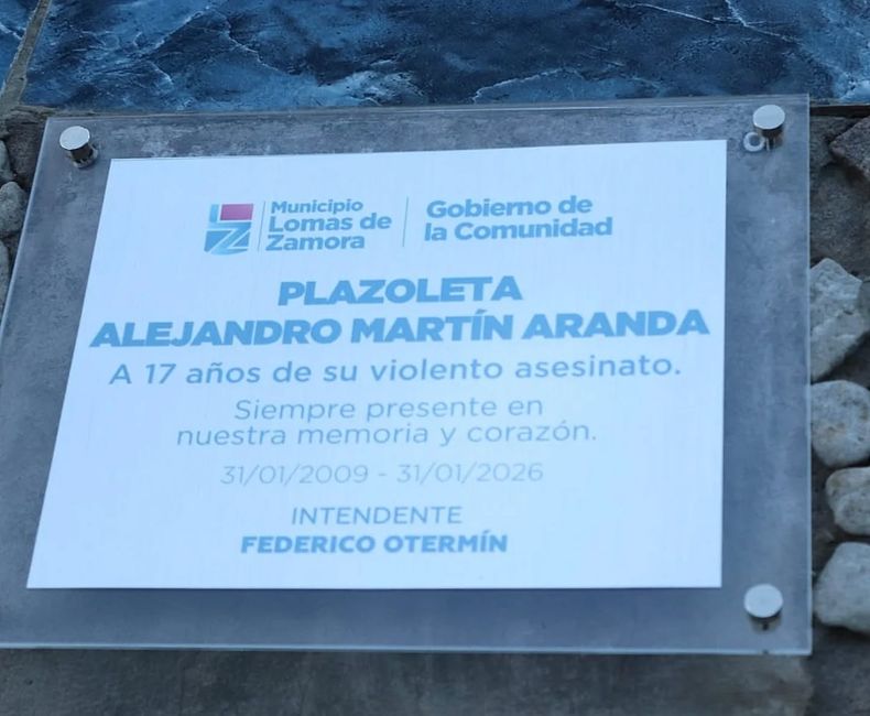 Colocaron una nueva placa para mantener viva la memoria.