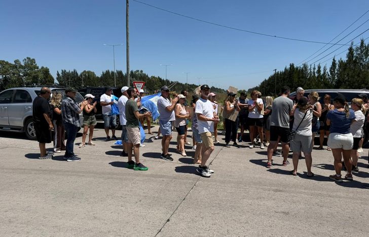 El calor no fue un impedimento para que los vecinos salgan a reclamar ante el deficiente servicio que brinda Edesur.