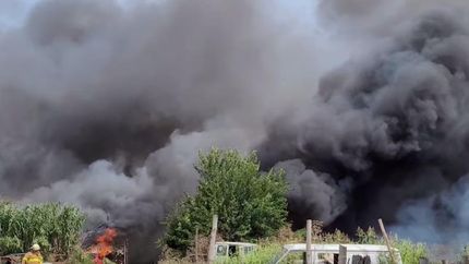 El incendio generó una inmensa nube de humo.