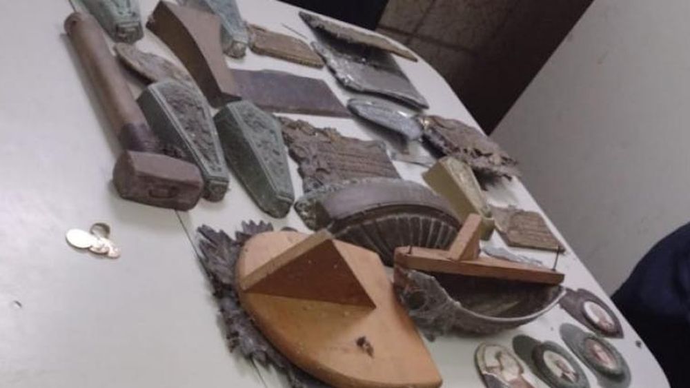Le encontraron varias placas en su bolso.