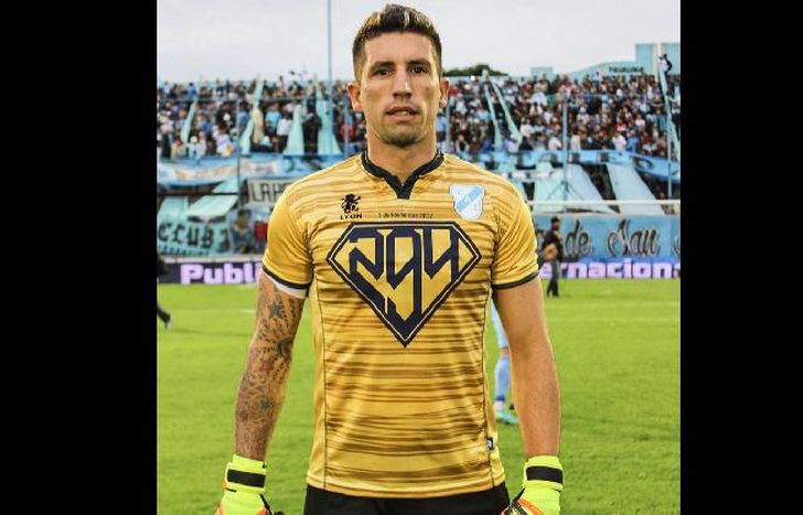 Crivelli puso manos a la obra y ayuda los propios y a los clientes de su suegro.