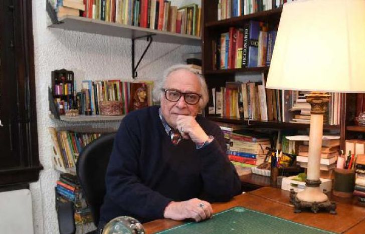 Su padre es una hombre muy trabajador, recordó.