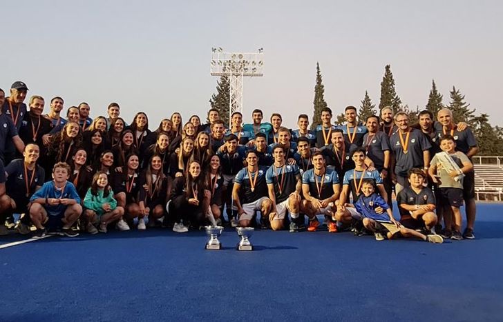 Los dos planteles con sus trofeos.