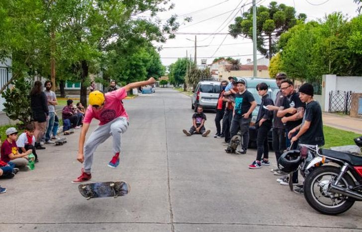 Amigos del barrio se juntan a andar en skate.