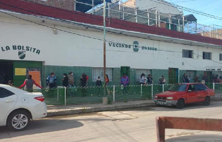 El club tiene colas de vecinos buscando un plato de comida.