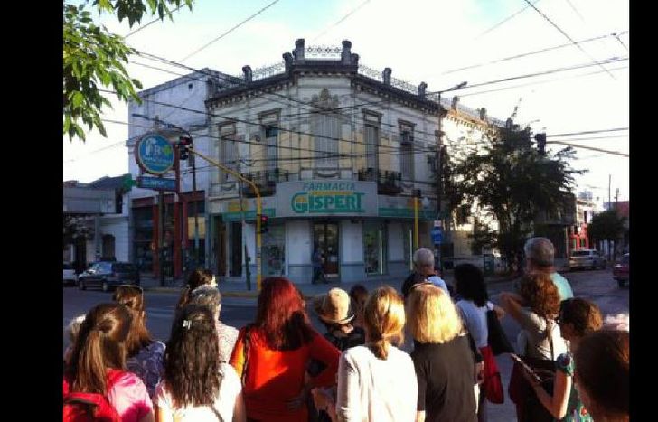 para conocer la historia de comercios, instituciones, vecinos y estilos arquitectónicos.